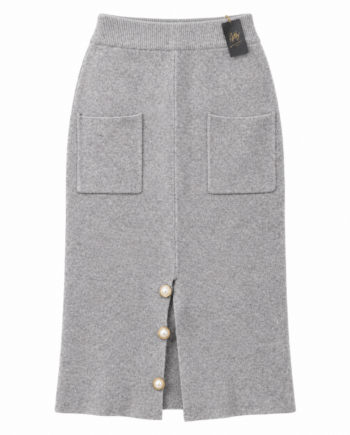 Skirt knitted with slit